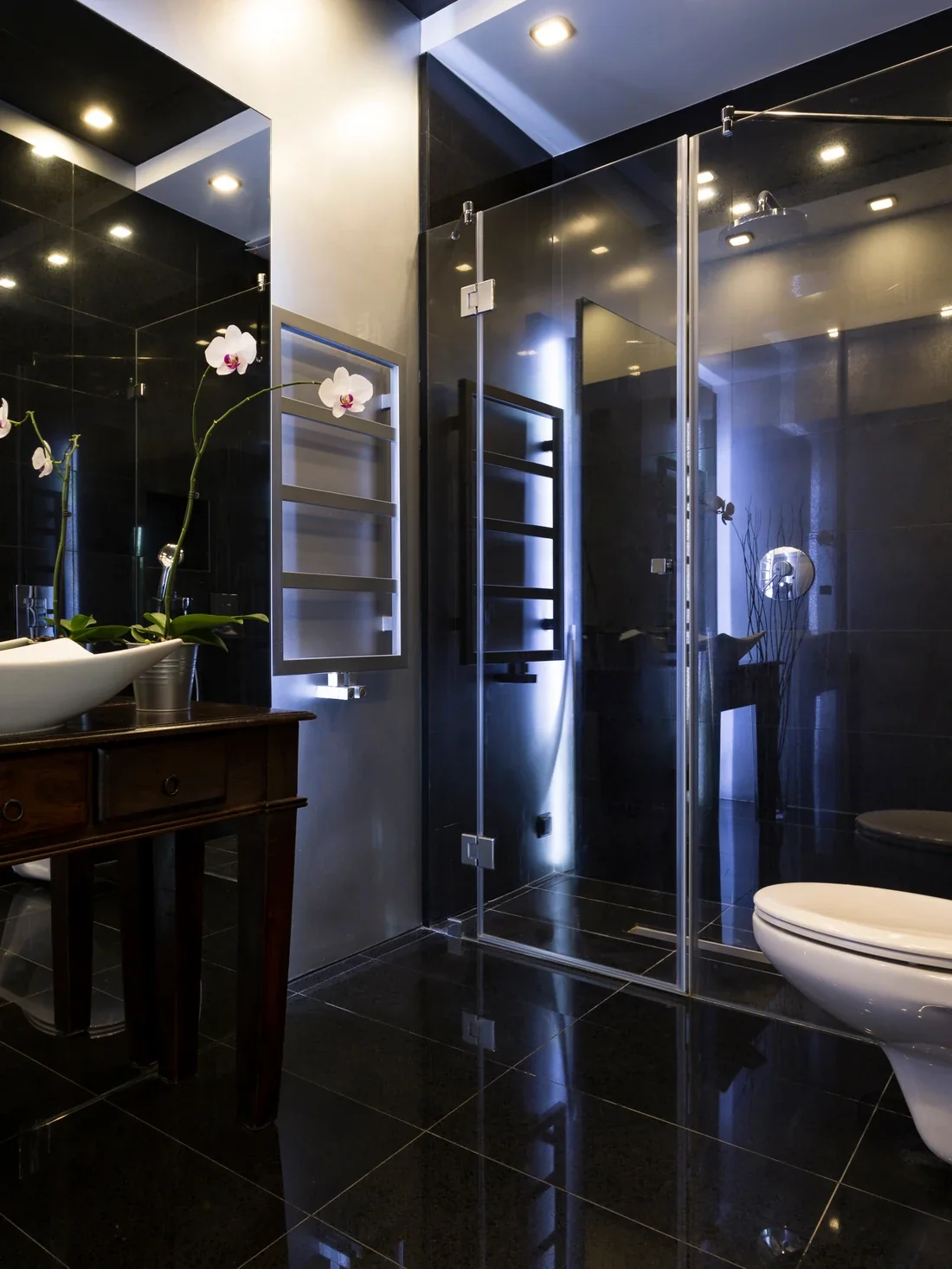 Modernes Premiumbad mit Glasdusche und stimmungsvoller Beleuchtung