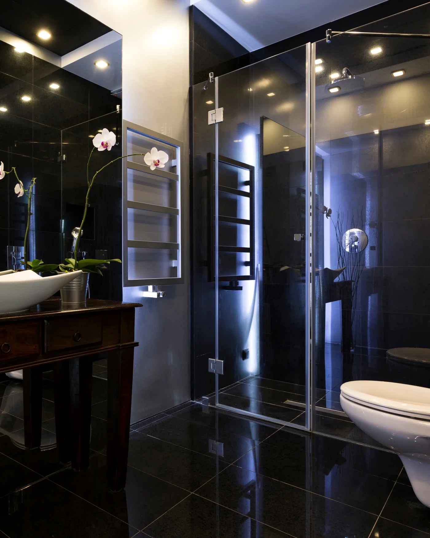 Hochwertiges Luxusbad mit Glasdusche und eleganter Beleuchtung