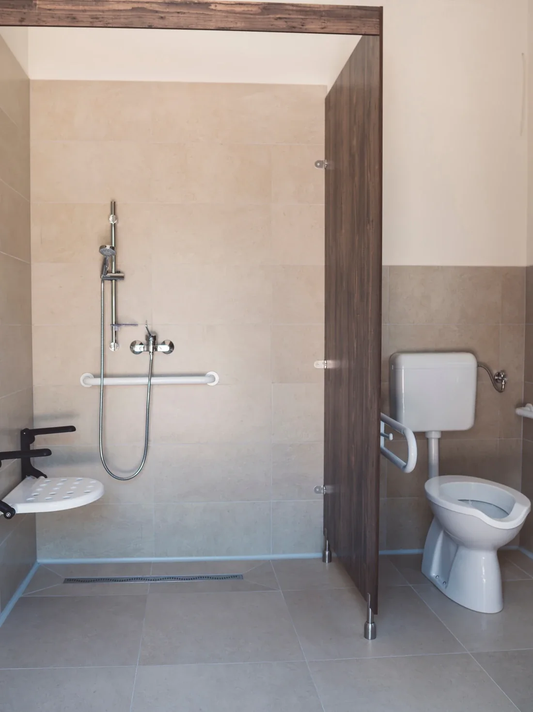 Barrierefreies Badezimmer mit bodengleicher Dusche und sicheren Haltegriffen