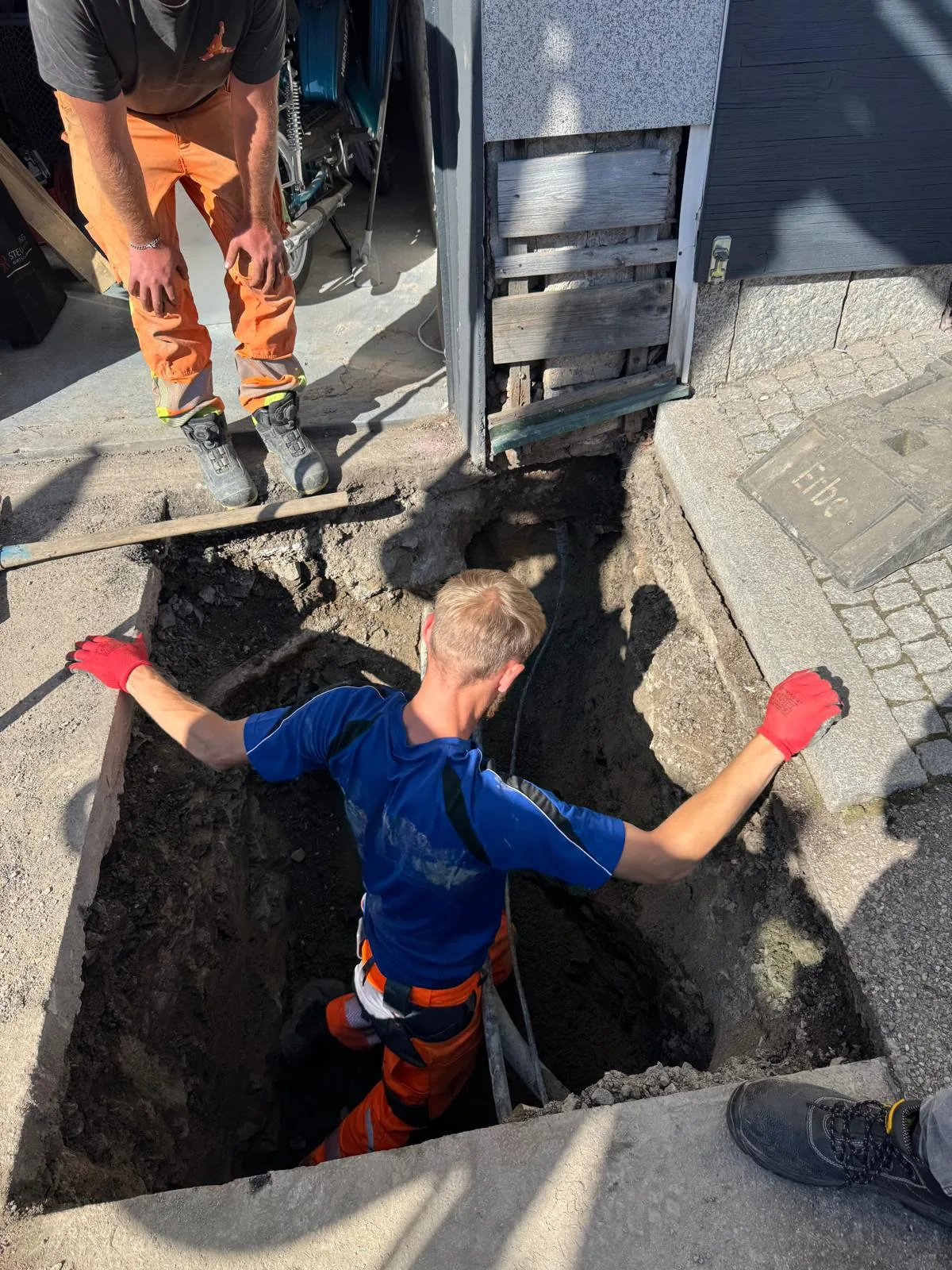 Leckortung und Freilegung einer Schadstelle im Außenbereich Leckortung und Freilegung einer Schadstelle im Außenbereich