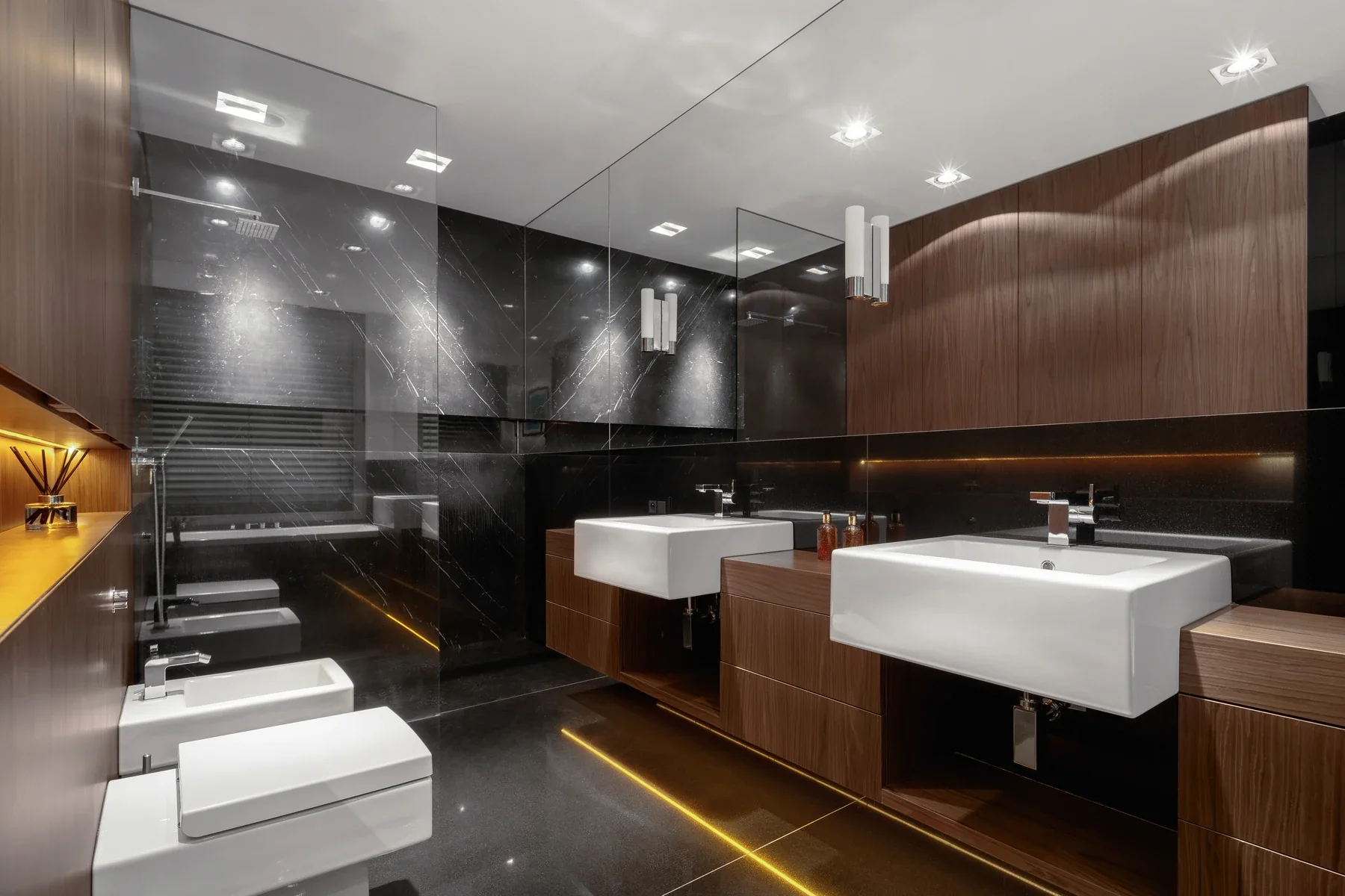 Exklusives Badezimmer mit hochwertigen Oberflächen und moderner Ausstattung
