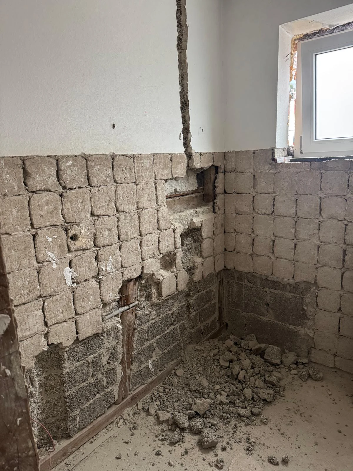 Modernes Duschbad vor der Sanierung