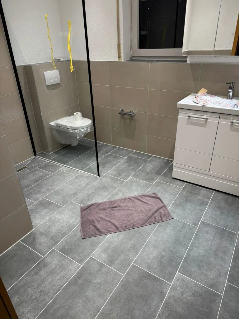 Modern saniertes Badezimmer mit bodengleicher Dusche
