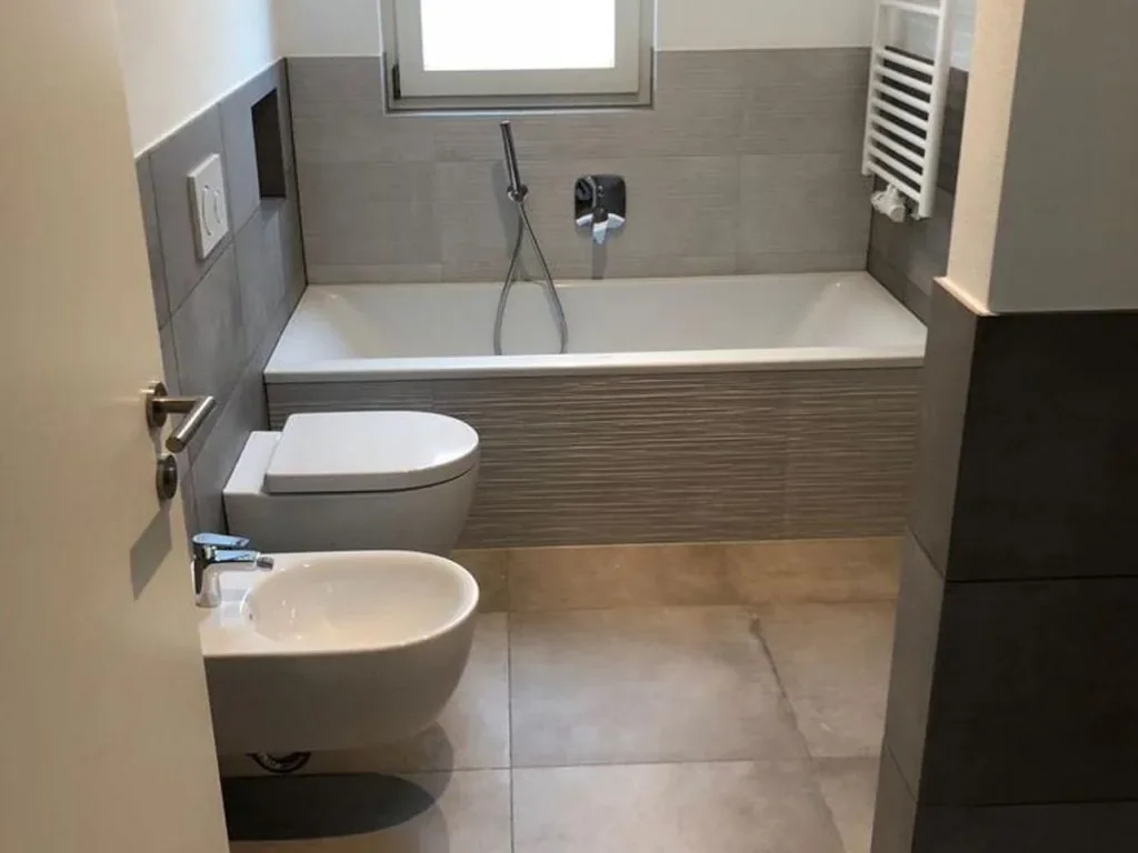 Modern saniertes Badezimmer mit Badewanne und hochwertigen Sanitärobjekten