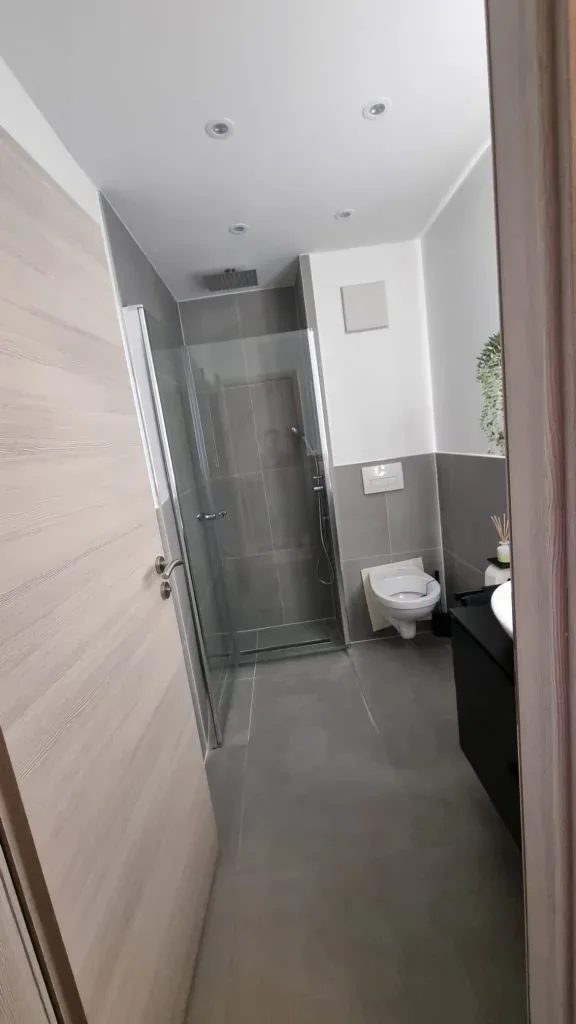 Modernes graues Badezimmer mit klarer Gestaltung