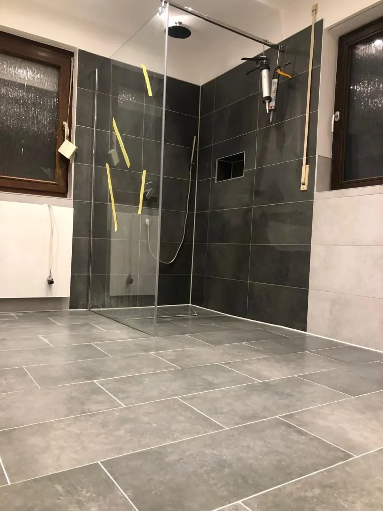 Großzügige Walk-in-Dusche mit hochwertiger Fliesengestaltung